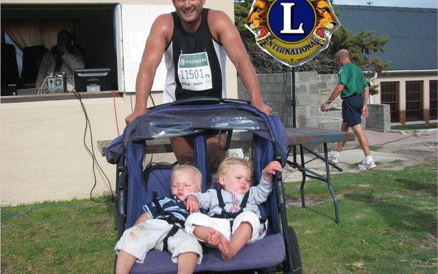 Hierdie foto getuig daarvan dat enige persoon/persone aan veral die pretloop kan deelneem (Argieffoto: Gansbaai Courant)